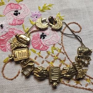 1995 Vintage TOFA Medical/Medical Assistant Charm Bracelet